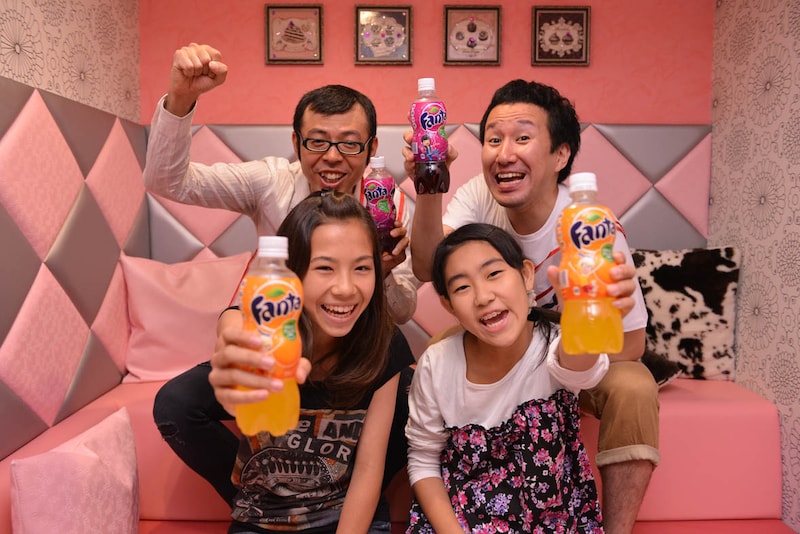 「ファンタ スーパーカラオケ」イベントを楽しんだティーンの女子2人と、ジョイマン（後列）。