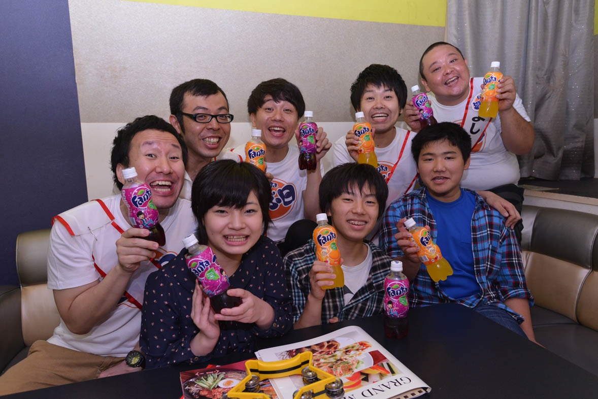 「ファンタ スーパーカラオケ」を楽しんだティーンの3人と、（後列左から）ジョイマン、ジューシーズ。