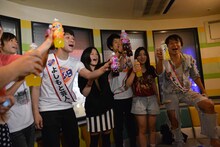 ファンタで乾杯をする高校生達と、井上マー（右端）ら。