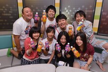 （後列左から）ジューシーズ、井上マーと、高校生達。