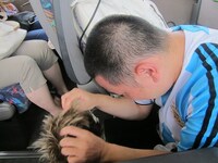 汗をぬぐうRGにも一斉にカメラが。「誰や今撮ったやつ！夢の国やぞここは！と厳重注意。