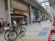 商店街でドリブルを決めるメッシ。