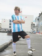 清水港でポーズを決めるメッシ。