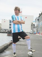 清水港でポーズを決めるメッシ。