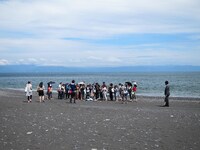 さまざまな撮影ポイントを楽しむ一行。