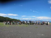 シュートを決めるメッシと応援するサポーター。