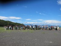 シュートを決めるメッシと応援するサポーター。