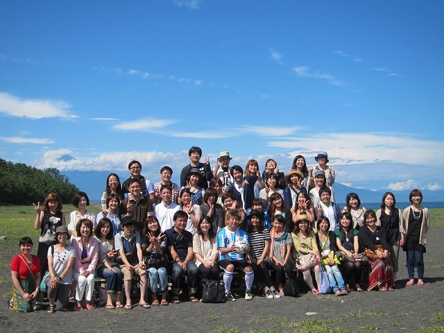 レイザーラモンRGのバスツアー「緊急企画!! 富士山世界遺産登録間近おめでとう!! RGが世界遺産の会議期間中に三保の松原であるあるを歌うことによって三保の松原も奇跡を起こしたいバスツアー！」集合写真。