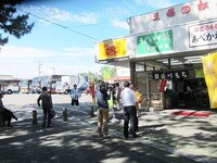 地元テレビ局にアピールのチャンスをうかがうRG。