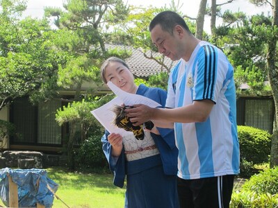 三保の松原世界遺産登録に向けて活動していた羽衣ホテルの女将・遠藤まゆみ代表。女将作詞作曲の「三保の松原再生音頭」を一緒に歌うRG。