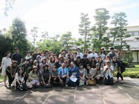 女将と記念撮影。女将は「この歌を松平健さんに歌ってほしい」とRGに熱望。