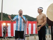 富士山、三保の松原ともに世界遺産登録決定となり、富士川サービスエリアで一番太鼓を鳴らした鬼太鼓座。鬼太鼓座と「三保の松原再生音頭」をコラボしたレイザーラモンRG。