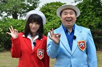 「アイドルの穴2013～日テレジェニックを探せ！」のMCを務めるドランクドラゴン塚地（右）と、アシスタントの今野杏南（左）。