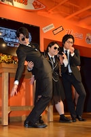 平成ノブシコブシと渡辺直美（中央）。