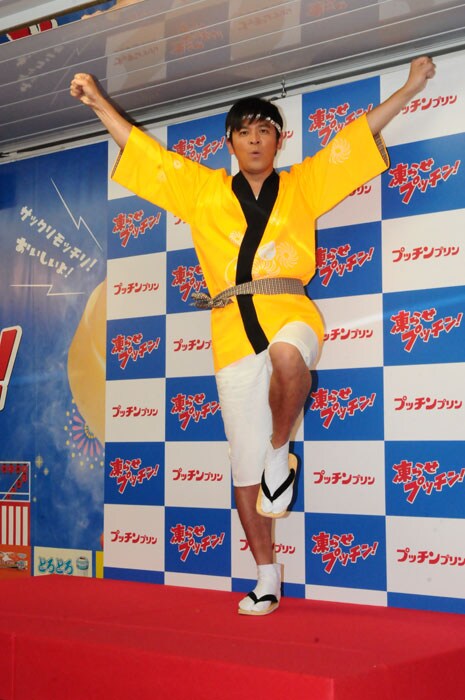 「凍らせプッチンプリン大使就任イベント」に登場したますだおかだ岡田。グリコのポーズも披露。