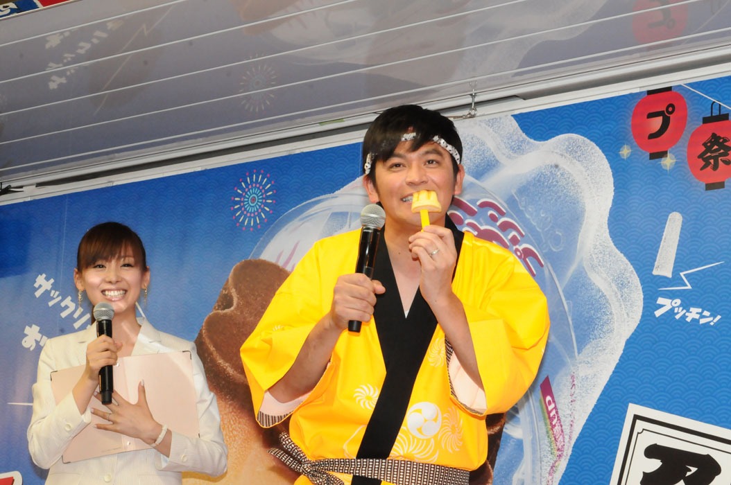 凍らせプッチンプリンを試食するますだおかだ岡田。