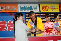 専用の凍らせプッチンバーを配布するますだおかだ岡田。