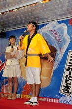 今の一押しギャグ「バビョーン！」を披露するますだおかだ岡田。