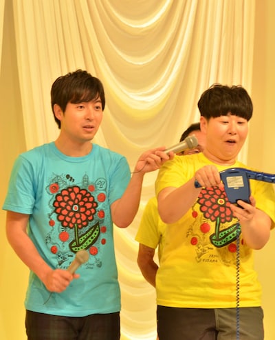 9.2kgの減量に成功し喜ぶ森三中・大島（右）。