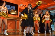 HOOTERSのチアメンバーとともに踊りながら登壇した渡辺直美（中央）。