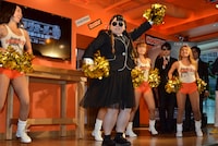 HOOTERSのチアメンバーとともに踊りながら登壇した渡辺直美（中央）。
