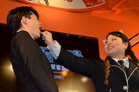 映画の一シーンを再現する平成ノブシコブシ吉村（左）と、渡辺直美（右）。