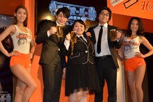 コメディ映画「ハングオーバー!!! 最後の大反省会」のPRイベントに登場した平成ノブシコブシ、渡辺直美（中央）と、会場となったHOOTERSに勤める「HOOTERSガールズ」（両端）。