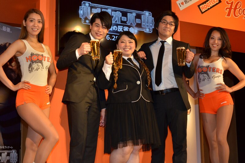 コメディ映画「ハングオーバー!!! 最後の大反省会」のPRイベントに登場した平成ノブシコブシ、渡辺直美（中央）と、会場となったHOOTERSに勤める「HOOTERSガールズ」（両端）。