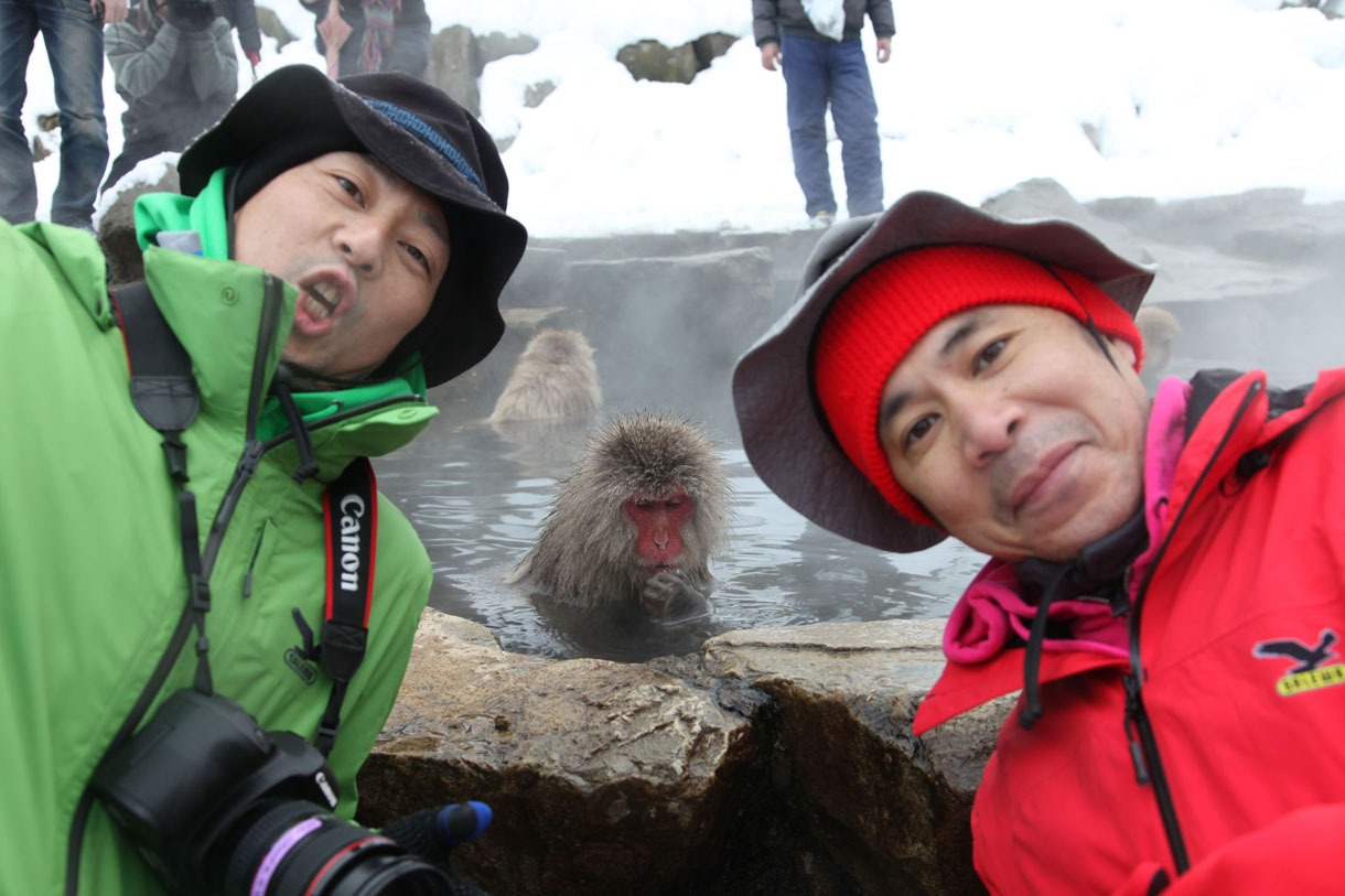 DVD「東野・岡村の旅猿 プライベートでごめんなさい…地獄谷温泉で野猿を撮ろう！の旅＆是非見て欲しい奈良の旅 プレミアム完全版」より