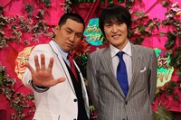 「あるあるJAPAN」MCのレイザーラモンRGとアシスタントの千原ジュニア。(c)TBS