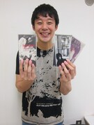 6月27日放送、森友嵐士のラジオ番組「森友嵐士のアラシを呼ぶぜ!」(ラジオ日本 / 四国放送)にゲスト出演する佐久間一行。TシャツはもちろんライブTシャツ。手には思い出のCD。