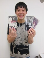 6月27日放送、森友嵐士のラジオ番組「森友嵐士のアラシを呼ぶぜ！」（ラジオ日本 / 四国放送）にゲスト出演する佐久間一行。TシャツはもちろんライブTシャツ。手には思い出のCD。