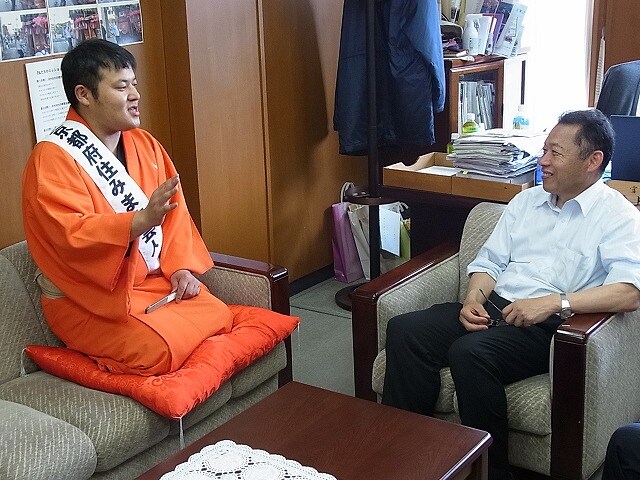「京都府2代目住みます芸人　月亭太遊　宮津市長表敬訪問」(c)吉本興業