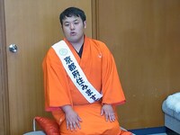 「京都府2代目住みます芸人　月亭太遊　宮津市長表敬訪問」(c)吉本興業