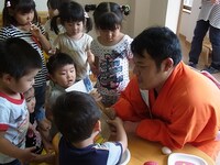 「京都府2代目住みます芸人　月亭太遊　宮津市長表敬訪問」(c)吉本興業