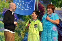 ダン・スキャンロン監督（左）と、爆笑問題・田中（中央）、ホンジャマカ石塚（右）。