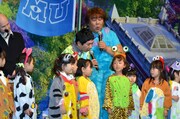 子供達に話を聞く爆笑問題・田中（後列左）、ホンジャマカ石塚（後列右）。