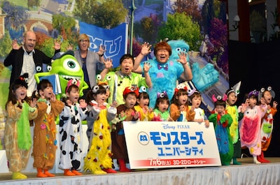 米映画「モンスターズ・ユニバーシティ」の監督＆プロデューサー来日記者会見に登壇した爆笑問題・田中とホンジャマカ石塚（中央左から）。