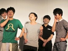ブロードキャスト!!コンビ結成の瞬間を再現。野田は、友人の西・役。役作りにこだわりギターを弾いている。