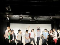 3位で大喜びするラバーガール。