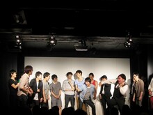 ジグザグジギーに勝って大喜びする三拍子。