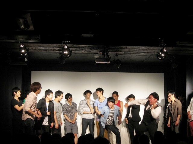 ジグザグジギーに勝って大喜びする三拍子。