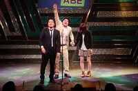 プロポーズ成功を喜ぶ安部と大波。(c)河村正和（フォトプロ）