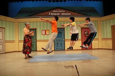 毎月1日、「なんばグランド花月ファン感謝day」7月のイベント「烏川の口笛でぶっ飛び画像撮影会」イメージ。(c)吉本興業