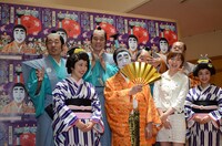 扇子で顔を隠されてしまう上島。