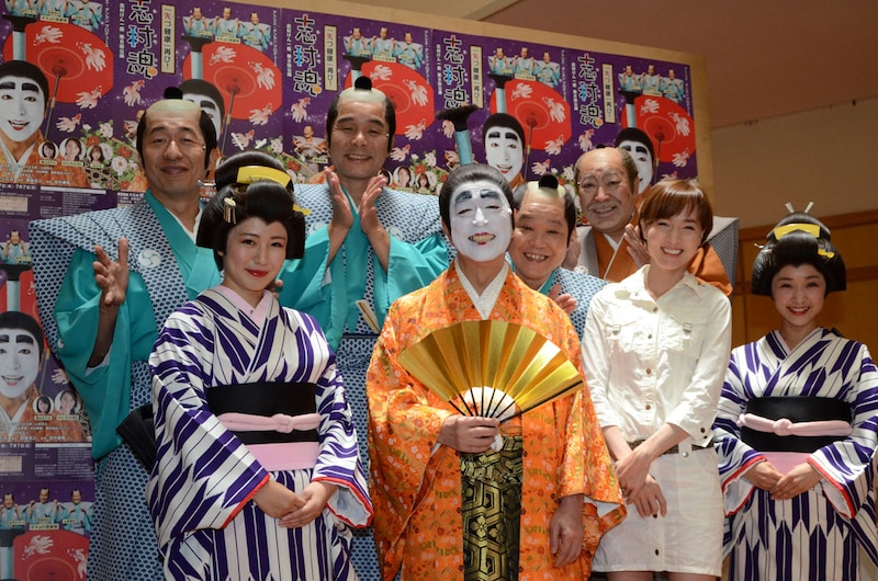 舞台「志村魂 ─『先づ健康』─ 再び！」に出演する（前列左から）磯山さやか、志村けん、いしのようこ、みひろ、（後列左から）ダチョウ倶楽部、桑野信義。