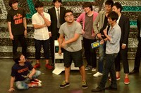 トーク企画「おかんむりトーク」で、次長課長・河本（手前左）への怒りを爆発させるとろサーモン久保田（中央）。