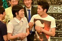 「おかんむりトーク」で、コンビでの連携プレーを見せるしずる。