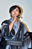 主演の劇団ひとり。