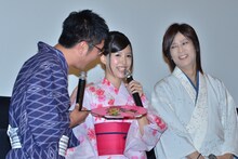 葵つかさ（中央）に優しく声をかけるおぎやはぎ小木（左）と、京本政樹（右）。